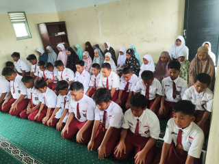 Kegiatan Pembiasaan Shalat Dhuzur di SDS Wening