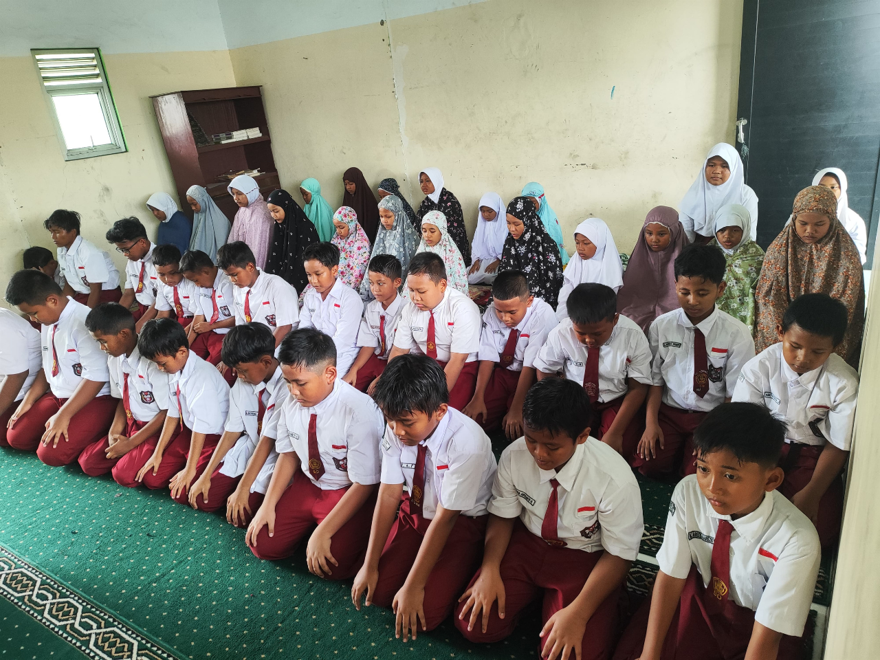 Kegiatan Pembiasaan Shalat Dhuzur di SDS Wening